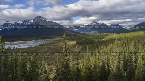 Clouds over landscape, Saskatchewan River Crossing, Icefields Parkway, Jasper, Alberta, Canada. Стоковое фото, агентство Ingram Publishing / Фотобанк Лори
