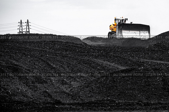 coal mining pile vehicle port. Стоковое фото, фотограф Mark Agnor / Фотобанк Лори