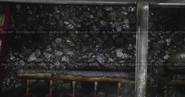 Coal Preparation Plant Screening. Coal Washing Equipment, Mineral Processing, Coal Enrichment Technology Industrial Mining Machinery, Raw Ore Separation Heavy Industry Production. On Belt conveyor. Стоковое видео, видеограф Сергей Тимофеев / Фотобанк Лори