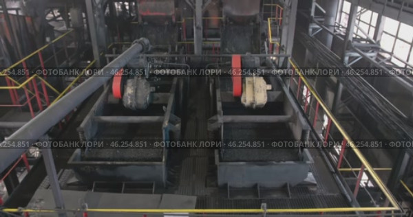 Coal Preparation Plant Screening. Coal Washing Equipment, Mineral Processing, Coal Enrichment Technology Industrial Mining Machinery, Raw Ore Separation Heavy Industry Production. On Belt conveyor. Стоковое видео, видеограф Сергей Тимофеев / Фотобанк Лори