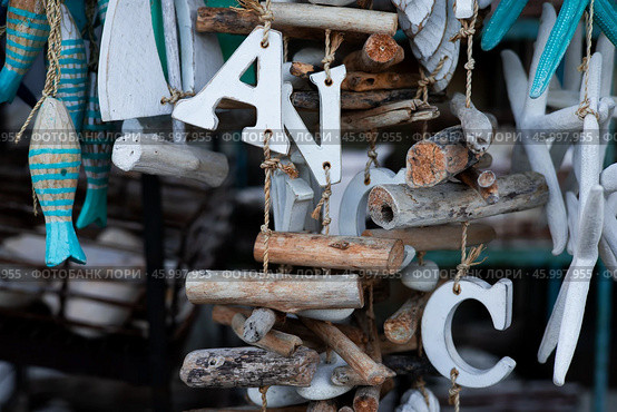 Coastal driftwood decor with seaside wooden hangings. Стоковое фото, фотограф Lamina Akulova / Фотобанк Лори