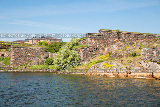 Coastal fortifications of the island Iso Mustasaari and Commandant's House, Suomenlinna Fortress (or Sveaborg), Helsinki, Finland (2019 год). Стоковое фото, фотограф Юлия Бабкина / Фотобанк Лори
