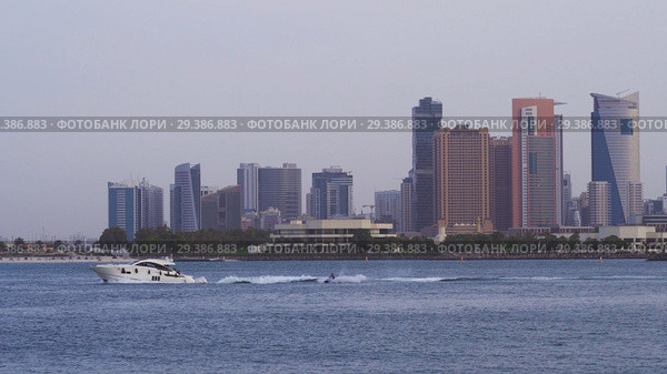 Coastal skyscrapers of Jumeirah district in Dubai in the evening (2018 год). Редакционное фото, фотограф Юлия Машкова / Фотобанк Лори
