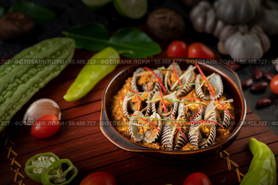 Cockles sauteed in curry powder with bell peppers and tomatoes. Стоковое фото, агентство Ingram Publishing / Фотобанк Лори