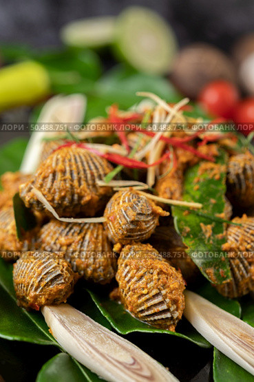 Cockles sauteed in curry powder with bell peppers and tomatoes. Стоковое фото, агентство Ingram Publishing / Фотобанк Лори