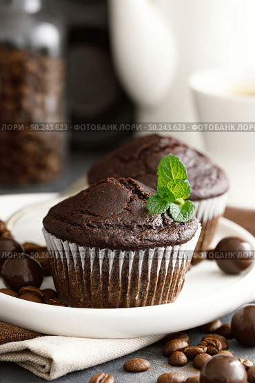 Coffee chocolate muffins for breakfast. Стоковое фото, агентство Ingram Publishing / Фотобанк Лори