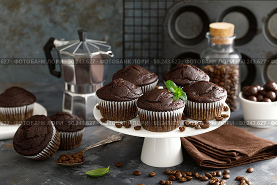 Coffee chocolate muffins for breakfast. Стоковое фото, агентство Ingram Publishing / Фотобанк Лори