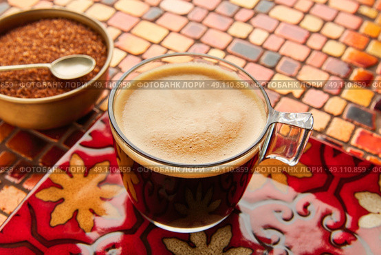 Coffee glass cup with cream on tiles red brown golden table. Стоковое фото, агентство Ingram Publishing / Фотобанк Лори