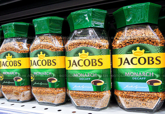 Coffee Jacobs Monarch in glass jars on a store shelf (2021 год). Редакционное фото, фотограф FotograFF / Фотобанк Лори