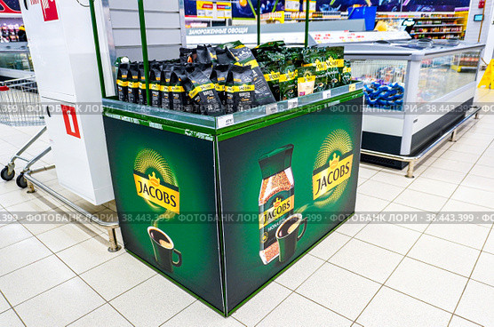 Coffee Jacobs Monarch ready for sale in a superstore (2022 год). Редакционное фото, фотограф FotograFF / Фотобанк Лори