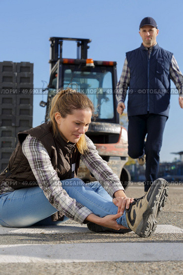 colleague rushing to injured worker. Стоковое фото, агентство Ingram Publishing / Фотобанк Лори
