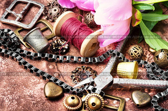 Collection of retro bijouterie. Set of stylish female retro jewelry made of chains, beads and pendants.Bijouterie making. Стоковое фото, агентство Ingram Publishing / Фотобанк Лори