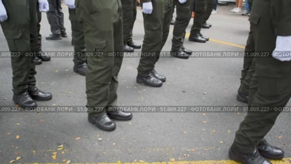 Colombian soldiers marching to war, troops advancing in formation, armed forces on the move. Стоковое видео, видеограф ALEJANDRO PEREZ ALVARES / Фотобанк Лори