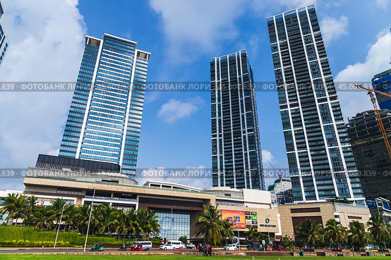 Colombo downtown street view with skyscrapers under blue sky (2021 год). Редакционное фото, фотограф EugeneSergeev / Фотобанк Лори