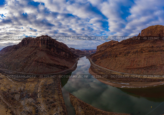 Colorado River and Red Sandstone Mountains on Cloudy Morning. Sky Reflection in Water. Grand County, Utah, USA. Aerial View (2021 год). Стоковое фото, фотограф Максим Забаровский / Фотобанк Лори