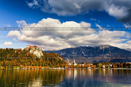 Colorful autumn day on Bled lake, Slovenia. Amazing View On Bled Lake With Mountain Range. Slovenia, Europe. Стоковое фото, агентство Ingram Publishing / Фотобанк Лори