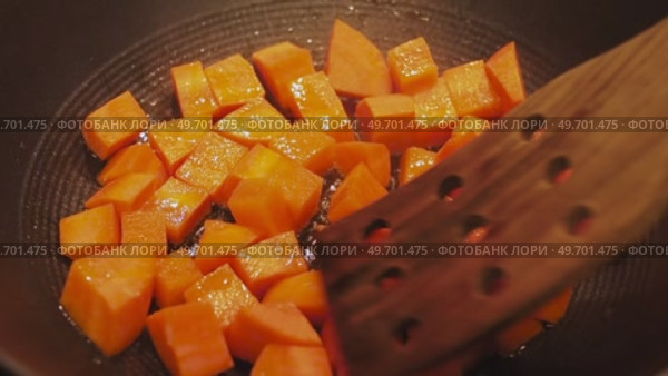 Colorful diced carrots cooking in a pan with light oil and strong heat. Стоковое видео, видеограф Татьяна Лобанова / Фотобанк Лори