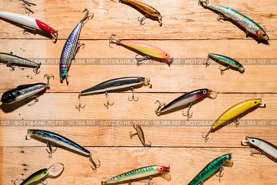 colorful fishing lures wooden desk. Стоковое фото, агентство Ingram Publishing / Фотобанк Лори