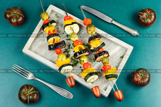 Colorful grilled summer seasonal vegetables skewers. Top view.. BBQ Vegetable Skewers. Стоковое фото, агентство Ingram Publishing / Фотобанк Лори