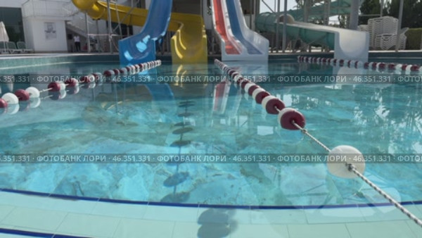 Colorful slides in water park on sunny day (2024 год). Стоковое видео, видеограф Ирина Старикова / Фотобанк Лори