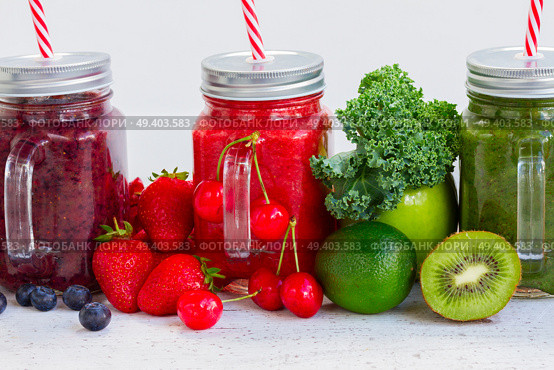 Colorful smoothy drinks in jars with igredients close up. Fresh smoothy drink with igredients. Стоковое фото, агентство Ingram Publishing / Фотобанк Лори