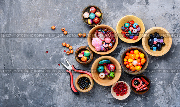 Colorful style beads for making jewelry.Fashion beads.Hobby. Colorful beads in wooden bowls. Стоковое фото, агентство Ingram Publishing / Фотобанк Лори