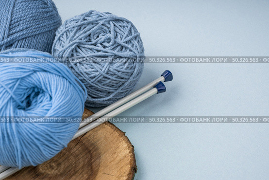 colourful wool yarn with crocheting needles. Resolution and high quality beautiful photo. colourful wool yarn with crocheting needles. High quality beautiful photo concept. Стоковое фото, агентство Ingram Publishing / Фотобанк Лори