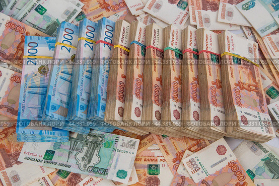 Columns of coins, stacked in a pyramid on a white background and with elements of paper bills. Стоковое фото, фотограф ~✿Eлена Челышева(Кочина)✿~ / Фотобанк Лори
