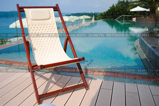Comfortable chaise longue for a comfortable summer relax. Стоковое фото, фотограф Сергей Ляшенко / Фотобанк Лори