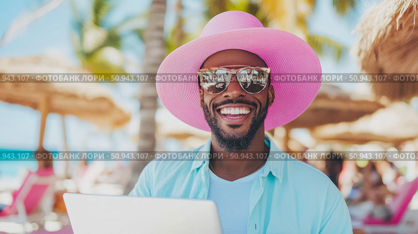 Concept: Beach office. Portrait of an African-American man with laptop, pink sunhat, and sunglasses, smiling on a tropical beach. Стоковое AI-изображение, AI-художник Данила Большаков / Фотобанк Лори