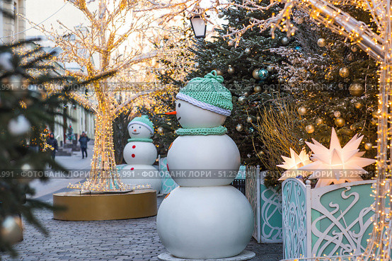 Concept of preparation and decoration for the New Year 2026. Holiday snowmen on the streets of Moscow. Christmas background with a snowman. Стоковое фото, фотограф Photojuli / Фотобанк Лори