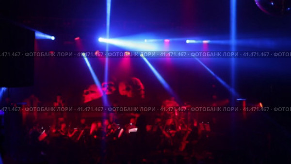 Concert of the symphony orchestra under bright scenic spotlights. Редакционное видео, видеограф Евгений Ткачёв / Фотобанк Лори