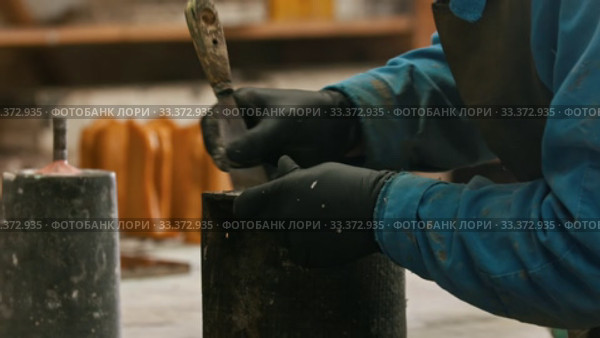 Concrete industry - a man working with a chisel to clean up the form. Стоковое видео, видеограф Константин Шишкин / Фотобанк Лори
