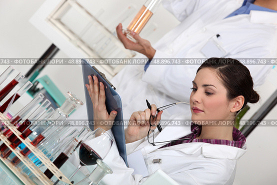 Conducting experiment on wine. Стоковое фото, агентство Ingram Publishing / Фотобанк Лори