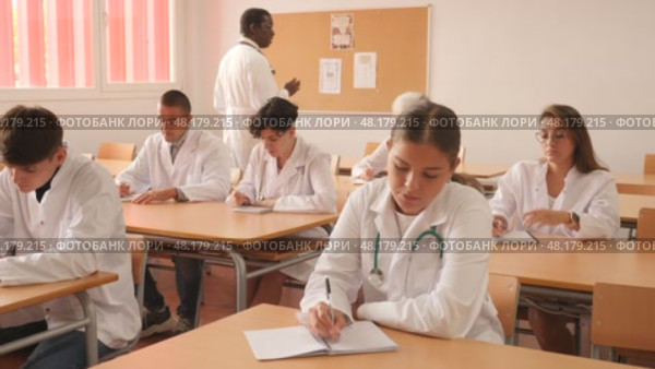 Confident african american doctor visiting lectures within refresher course. Professional development concept. Стоковое видео, видеограф Яков Филимонов / Фотобанк Лори