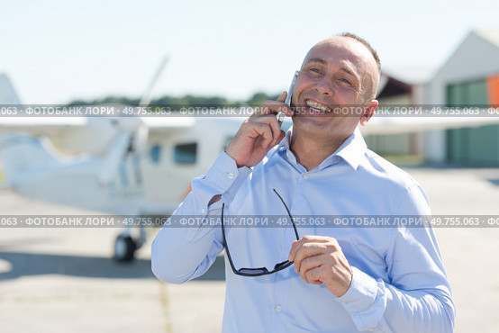 confident pilot on the phone. Стоковое фото, агентство Ingram Publishing / Фотобанк Лори