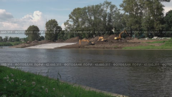 Construction heavy machinery on the river Bank within the city limits. (2019 год). Редакционное видео, видеограф Андрей Шалари / Фотобанк Лори