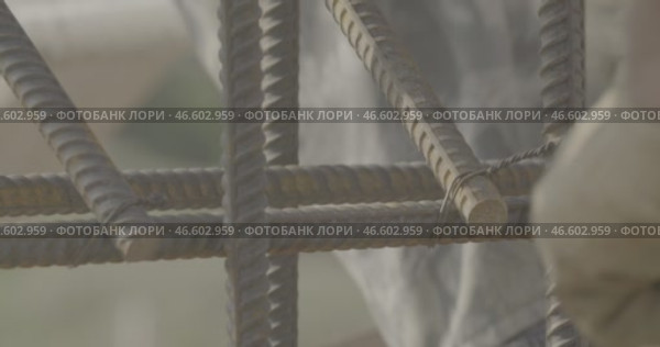 Construction, metal rods, working with metal, construction gloves стройка, металлические прутья, работа с металлом, строительные перчатки. Стоковое видео, видеограф Опока Алексей / Фотобанк Лори