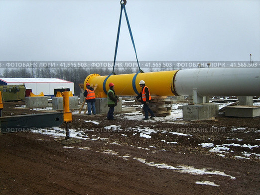Construction of gas pipeline on the ground. Стоковое фото, фотограф Леонид Еремейчук / Фотобанк Лори