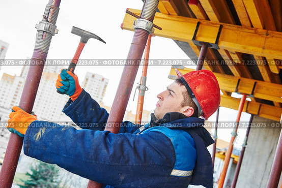 construction worker installer. Стоковое фото, фотограф Дмитрий Калиновский / Фотобанк Лори