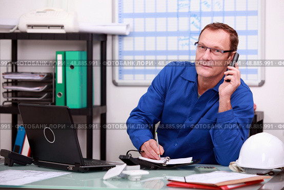 Construction worker ordering building materials. Стоковое фото, агентство Ingram Publishing / Фотобанк Лори