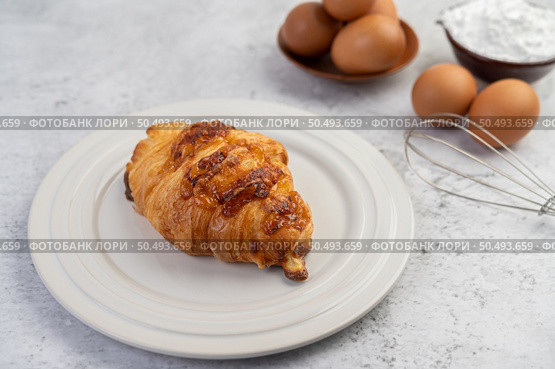 Cooked bread with ingredients Eggs and tapioca flour in a cup. Selective focus. Стоковое фото, агентство Ingram Publishing / Фотобанк Лори