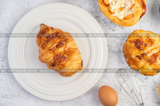 Cooked bread with ingredients Eggs and tapioca flour in a cup. Selective focus. Стоковое фото, агентство Ingram Publishing / Фотобанк Лори