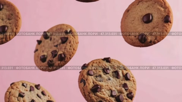 Cookies Levitation. Creative food template. Chocolate chip cookie bursting flying in midair on a pink color background. Magazine, banner, advertisement. Copy text space. Falling broken biscuits. Стоковое AI-видео, аниматор Марина Демидюк / Фотобанк Лори