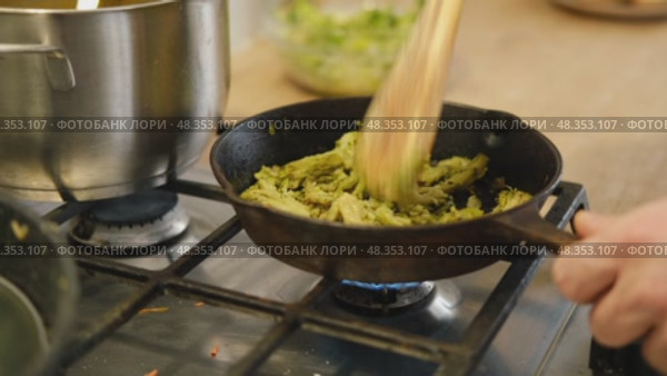 Cooking broccoli in a frying pan close-up. Homemade healthy, veggie food. Roasting broccoli on skillet pan. Chef hand stirring broccoli. Healthy food, vegetarian cuisine. Fry off broccoli stem. Стоковое видео, видеограф Марина Демидюк / Фотобанк Лори