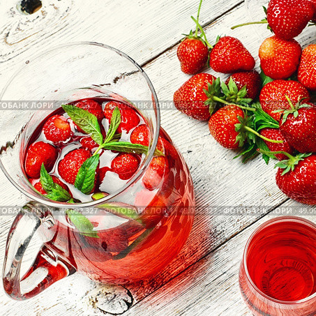 Cool strawberry compote. Glass decanter with delicious strawberry compote of fresh berries. Стоковое фото, агентство Ingram Publishing / Фотобанк Лори