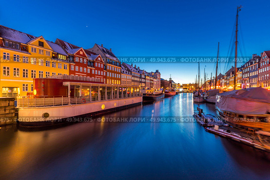 Copenhagen Nyhavn, New port of Copenhagen, at night in Denmark. Стоковое фото, агентство Ingram Publishing / Фотобанк Лори