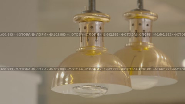 Copper lamp, loft, chandelier, light, shine, reflection медная лампа, люстра, свет, блеск, отражение. Стоковое видео, видеограф Опока Алексей / Фотобанк Лори