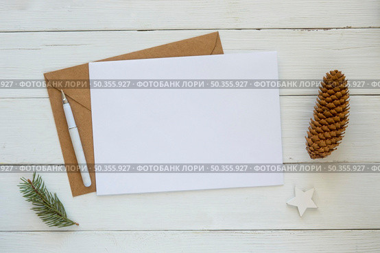 copy space card with envelope christmas pine needles cone. Стоковое фото, агентство Ingram Publishing / Фотобанк Лори