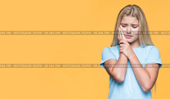 copy space little girl with tooth pain. Стоковое фото, агентство Ingram Publishing / Фотобанк Лори